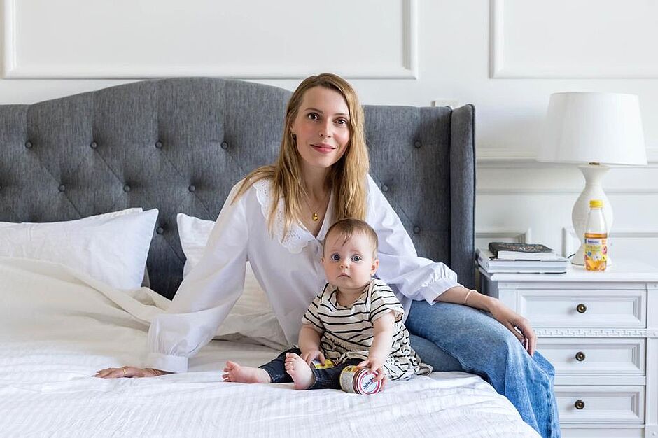 Beba lisa i mama Simona Antonović sjede na krevetu