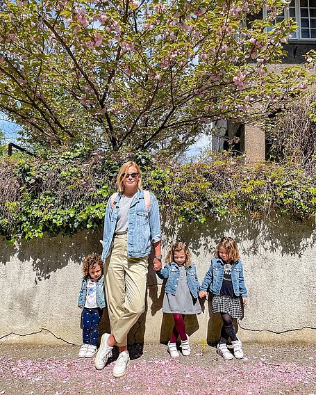 Mama Nevena Rendeli i njene djevojčice u istim traper jaknama.