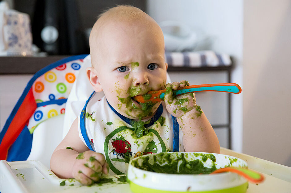 Beba jede povrće