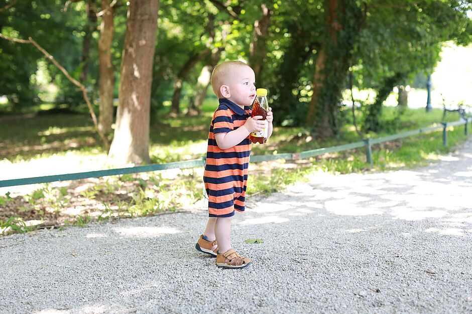 Dječak Vigo koji drži Bebivita soku parku. 