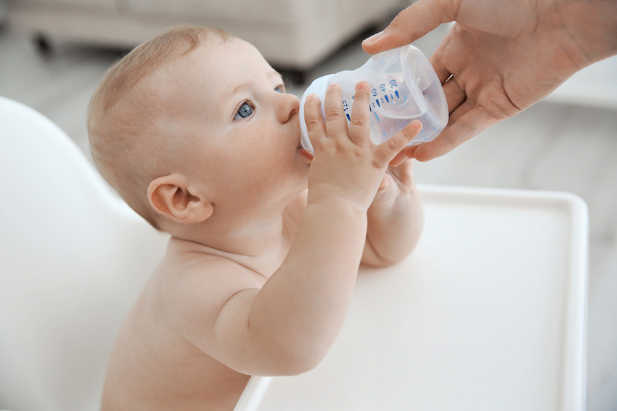Beba pije mlijeko iz bočice